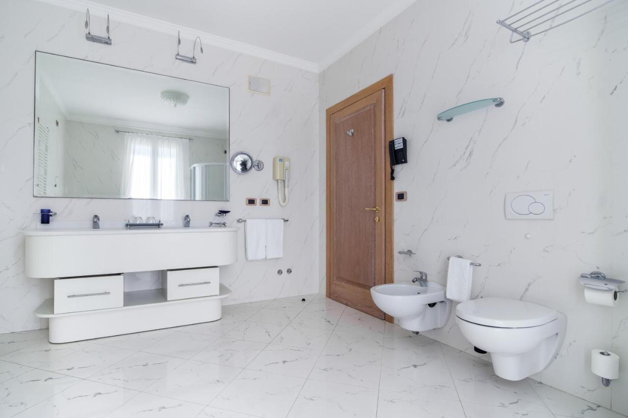 Casa Bianca Al Mare Hotel Lido di Jesolo Bagian luar foto