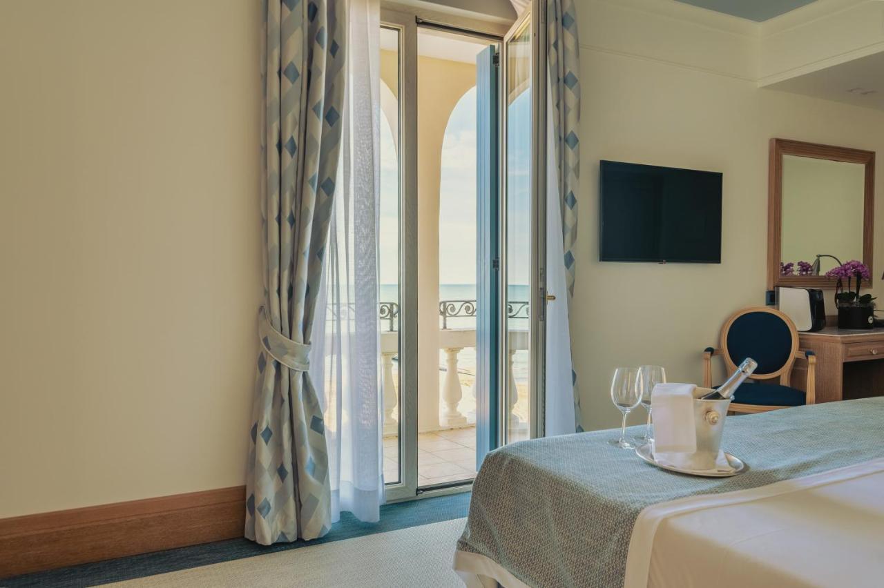 Casa Bianca Al Mare Hotel Lido di Jesolo Bagian luar foto