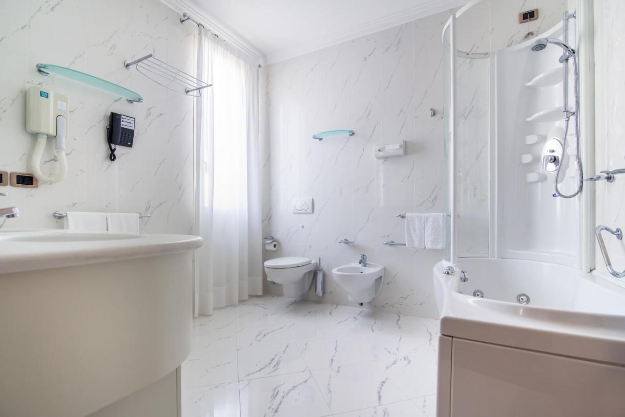 Casa Bianca Al Mare Hotel Lido di Jesolo Bagian luar foto