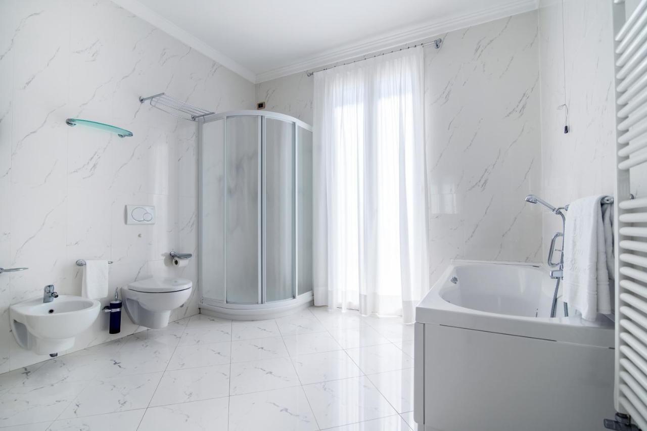 Casa Bianca Al Mare Hotel Lido di Jesolo Bagian luar foto