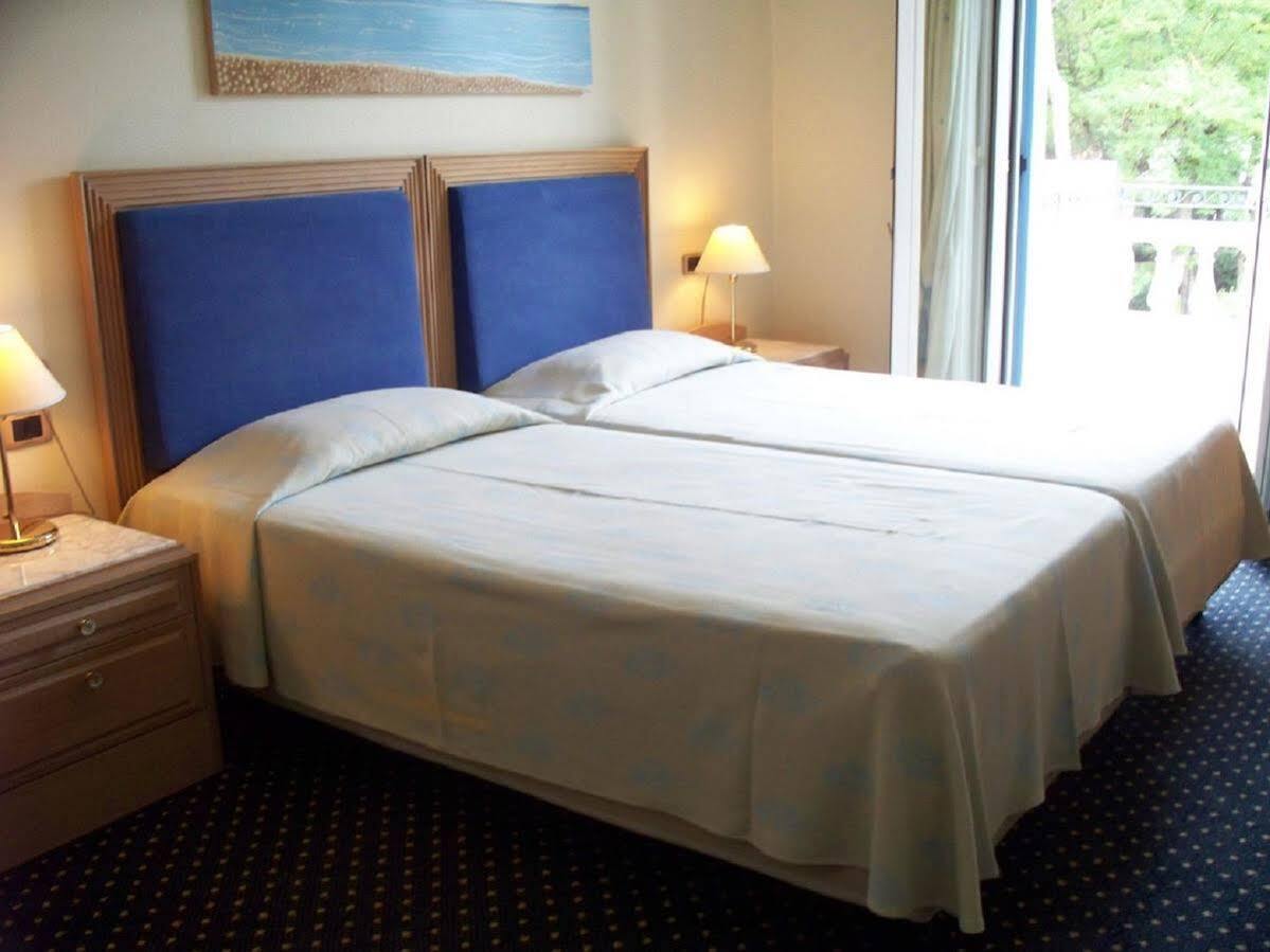 Casa Bianca Al Mare Hotel Lido di Jesolo Bagian luar foto